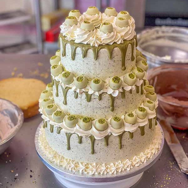 三层松露和开心果生日蛋糕