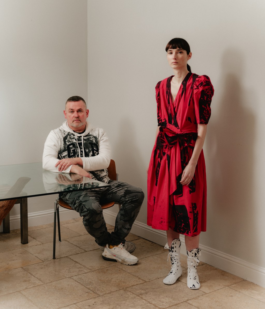 安吉丽娜·朱莉 (Angelina Jolie) 邀请西蒙·昂格斯 (Simon Ungless) 为她在朱莉工作室 (Atelier Jolie) 驻场演出