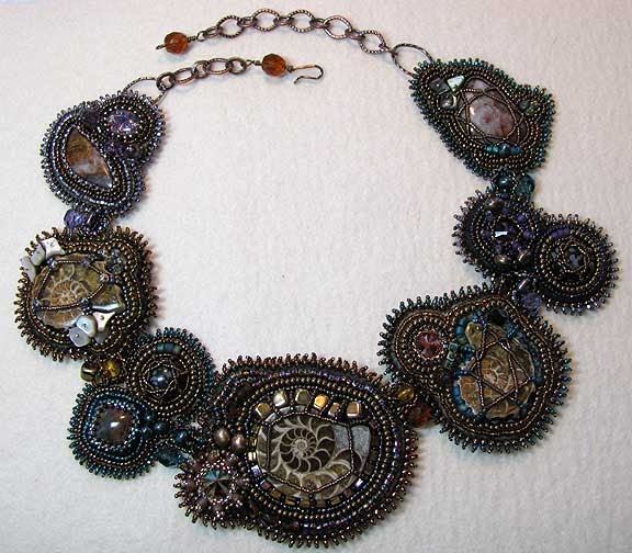 Ancient Waves - 混合珠绣项链