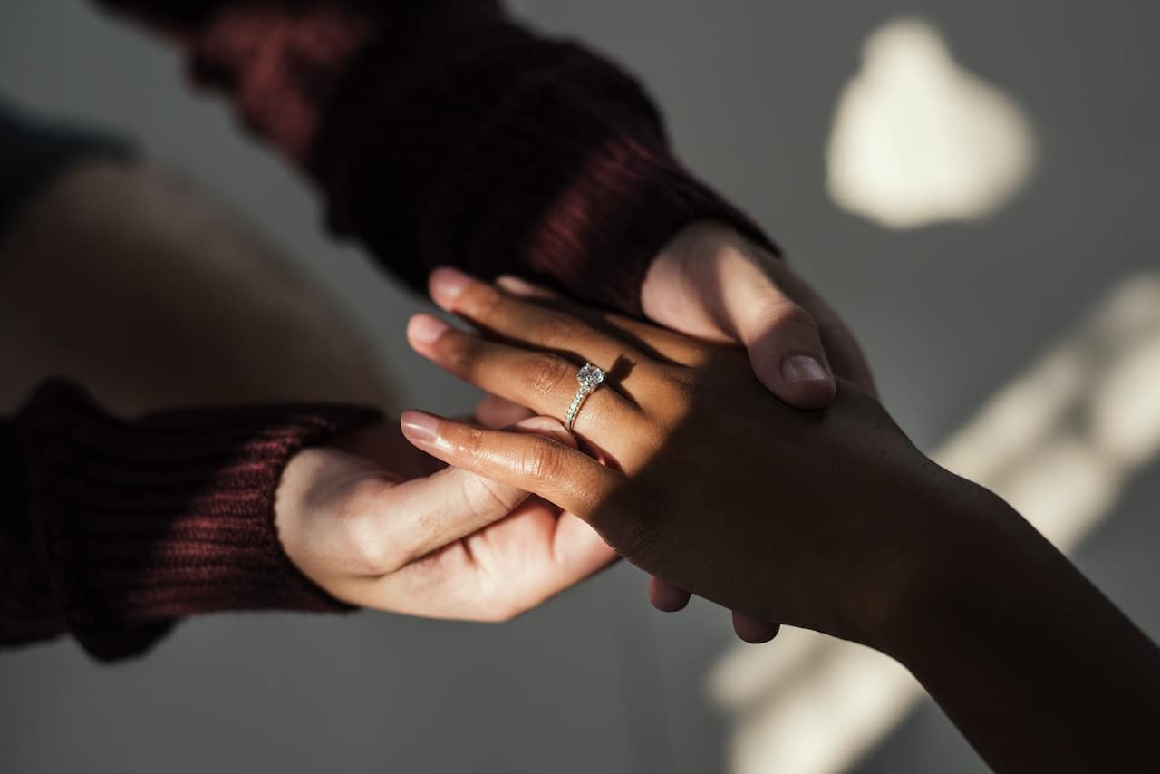 2024 年为您的订婚戒指选择完美钻石的指南 – 订婚戒指、耳环、手表 – 佐治亚州亚特兰大珠宝