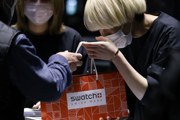 由于中国面临的挑战和瑞士法郎坚挺，斯沃琪集团未能达到销售预期