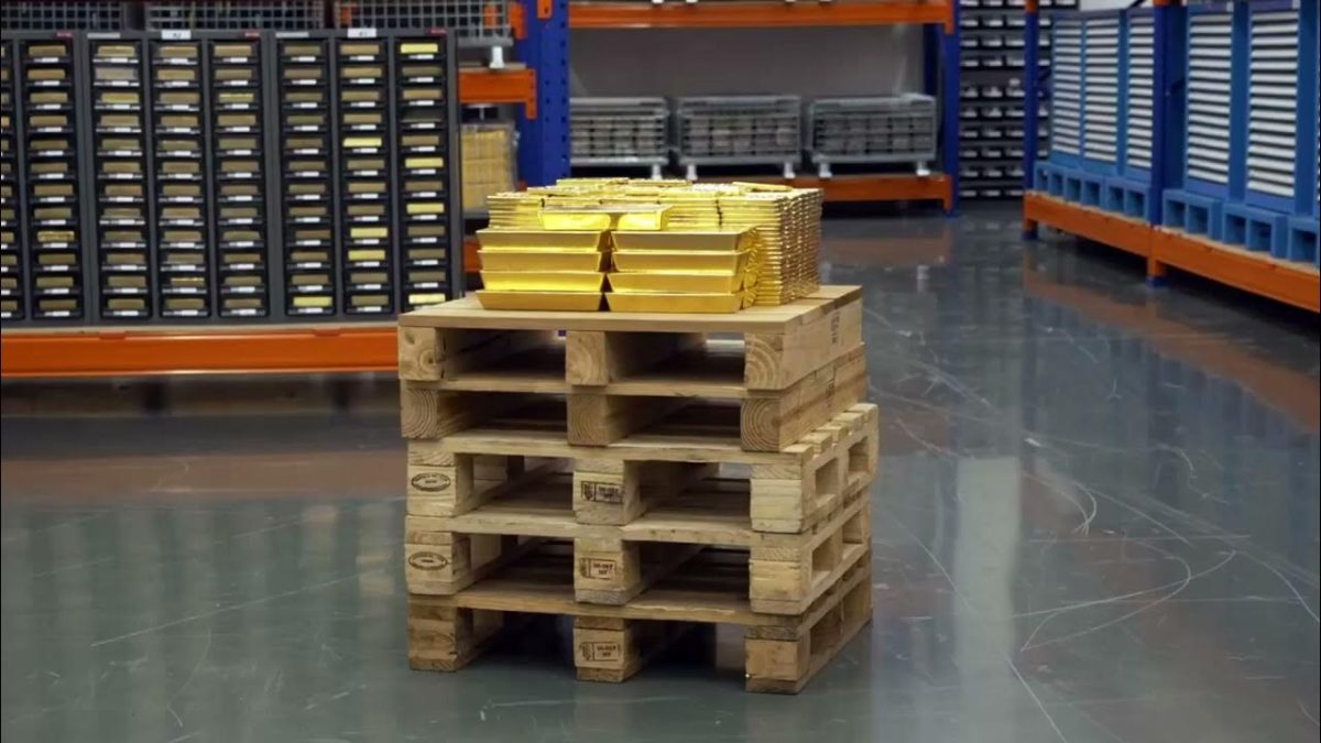 在 BullionStar 的金库中堆放金条