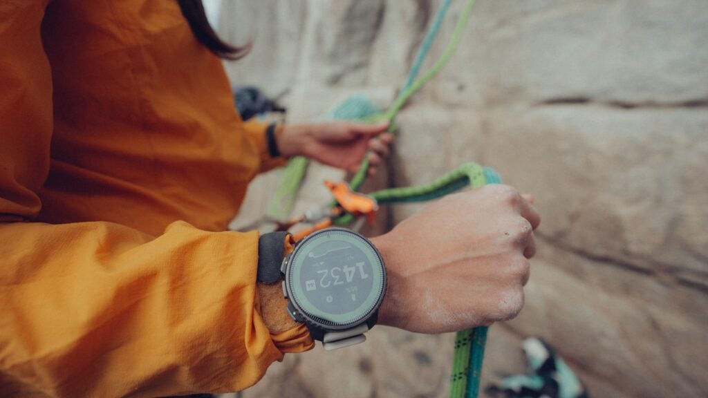 全新 Suunto 垂直太阳能腕表