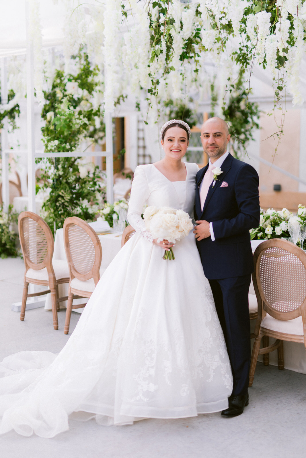 这对新人的文化融合婚礼在捷克私人城堡举行 ~ WedLuxe Media