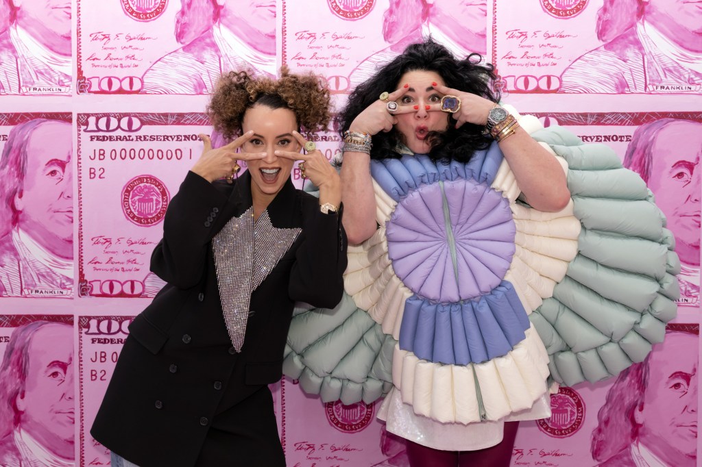 Harwell Godfrey 和 Ashley Longshore 在 SoHo 画廊举办的节日庆典合作