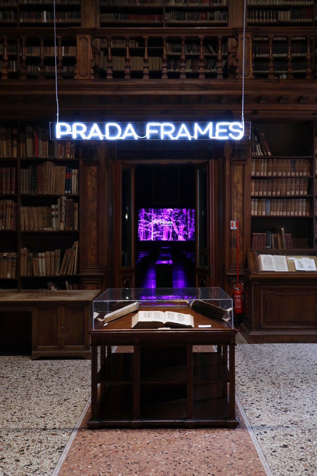 Prada Frames 2024 版讨论时装屋的社会和政治作用