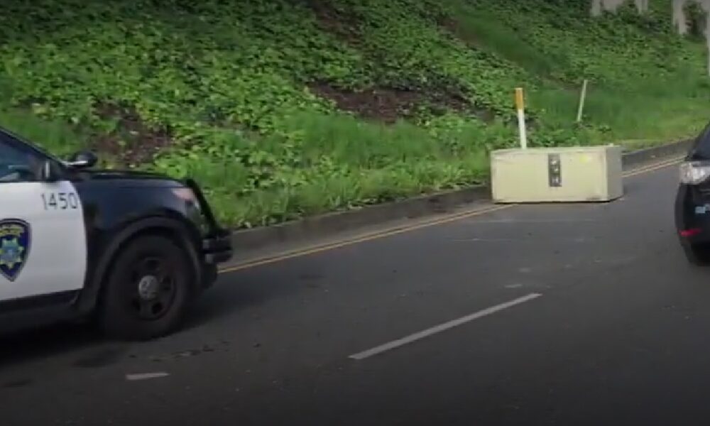 加州入室盗窃案中，小偷偷走了安全的珠宝并将其留在路上