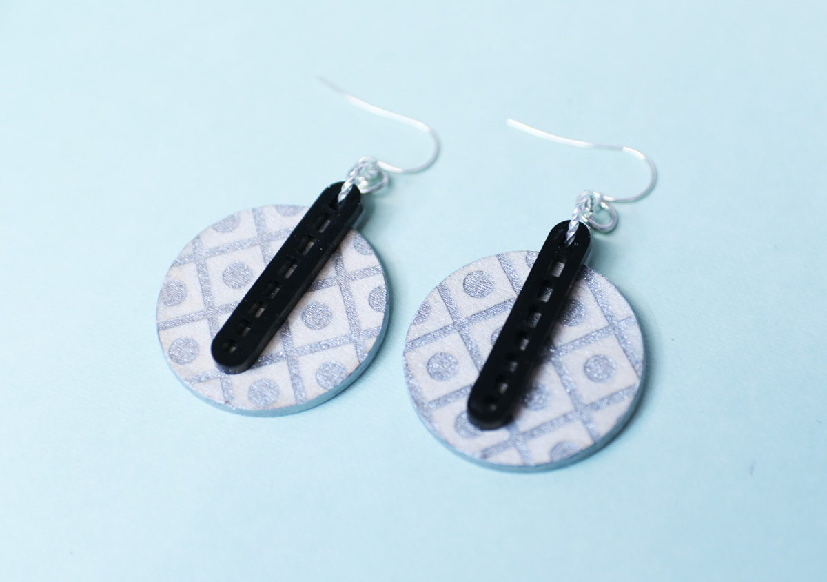 亚克力激光耳环 - 免费 SVG * 妈妈和工匠