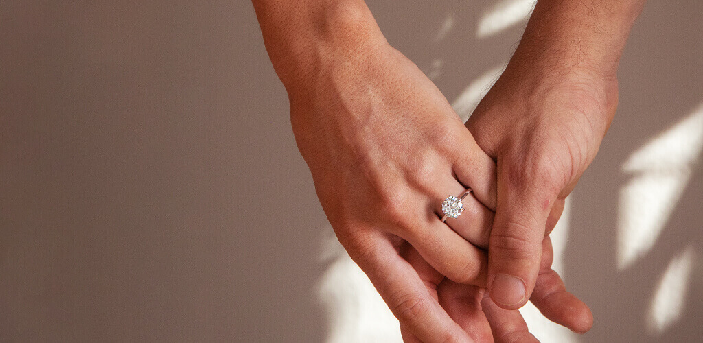 如何选择适合您手掌大小的订婚戒指
