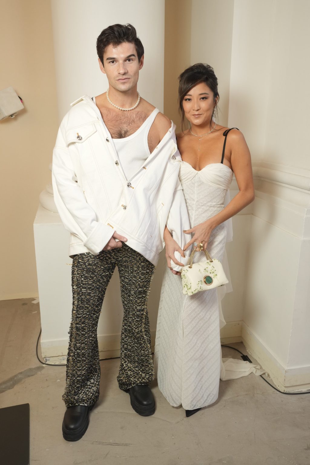 阿什利·帕克 (Ashley Park) 与保罗·福尔曼 (Paul Forman) 携手亮相巴黎时装周