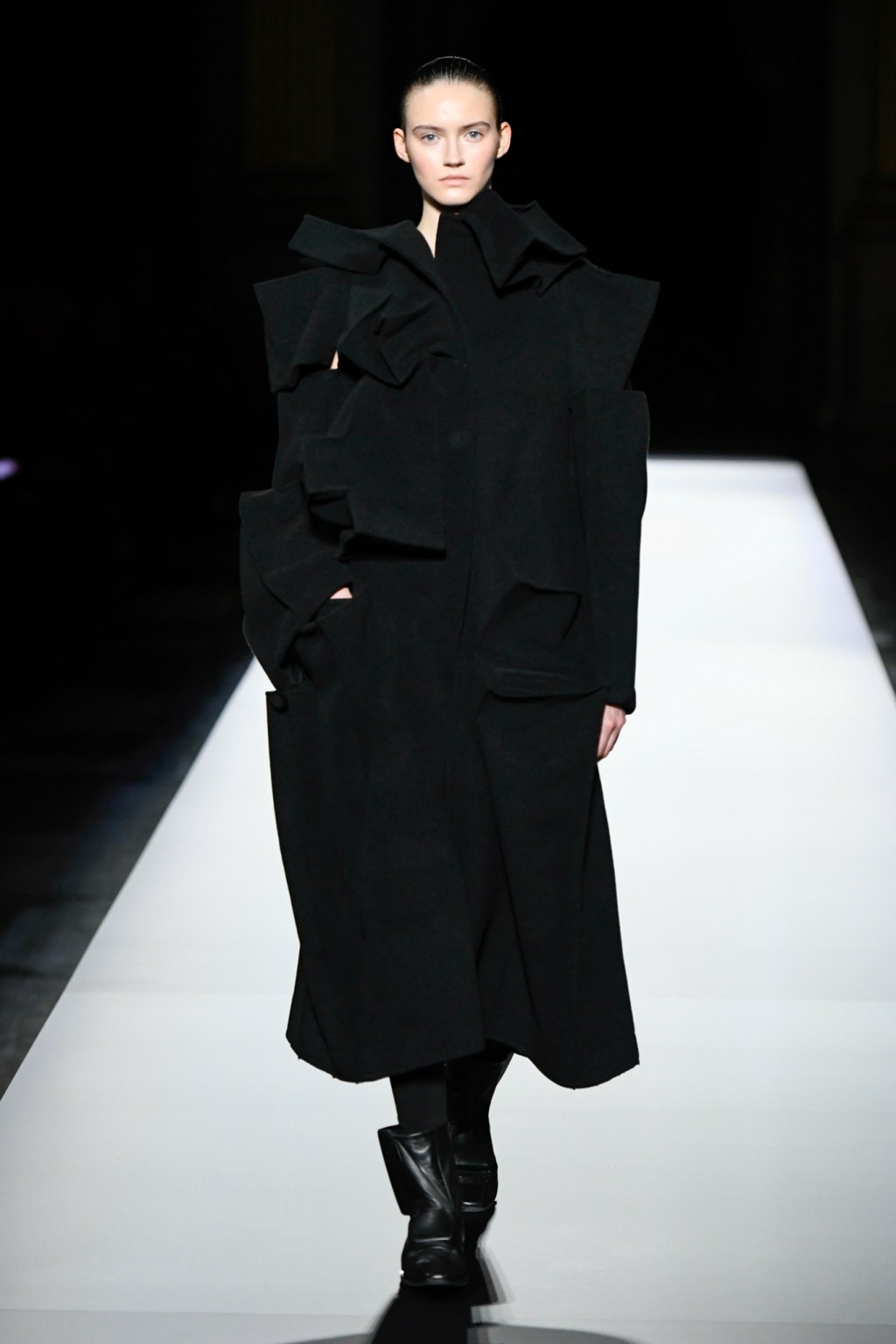 Yohji Yamamoto 回顾 2024 年秋季时装秀、时装秀和成衣系列