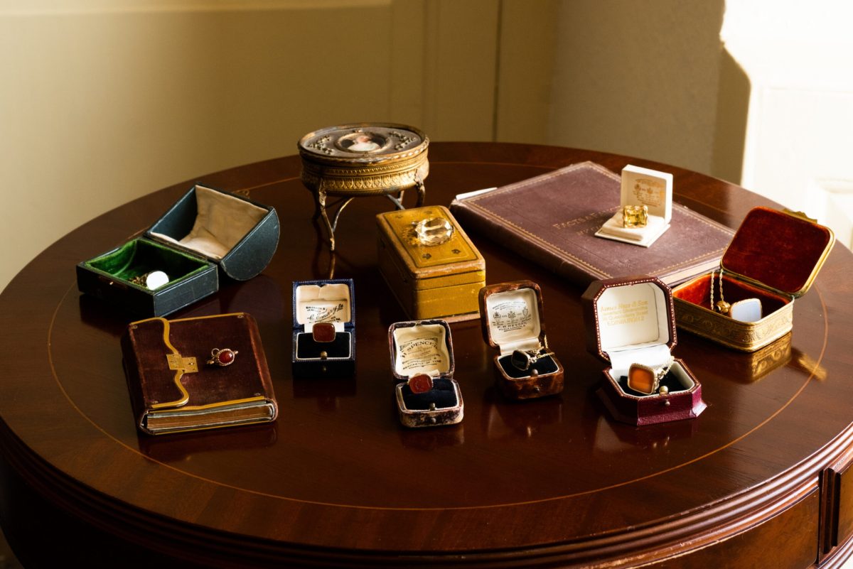 JANE FLEUR STANG 为新观众讲述复古珠宝故事