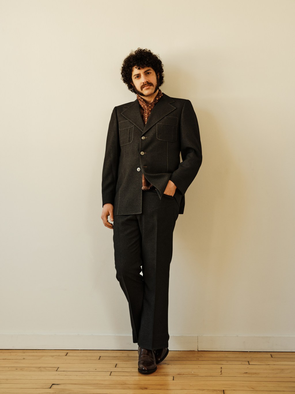 百老汇演员伊莱·盖尔布讨论他在新剧《立体声》中的角色