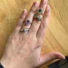 我祖母给了我几枚她的戒指:) 全部印有 14K。 黑色宝石是什么？ 在某些灯光下呈深蓝色。