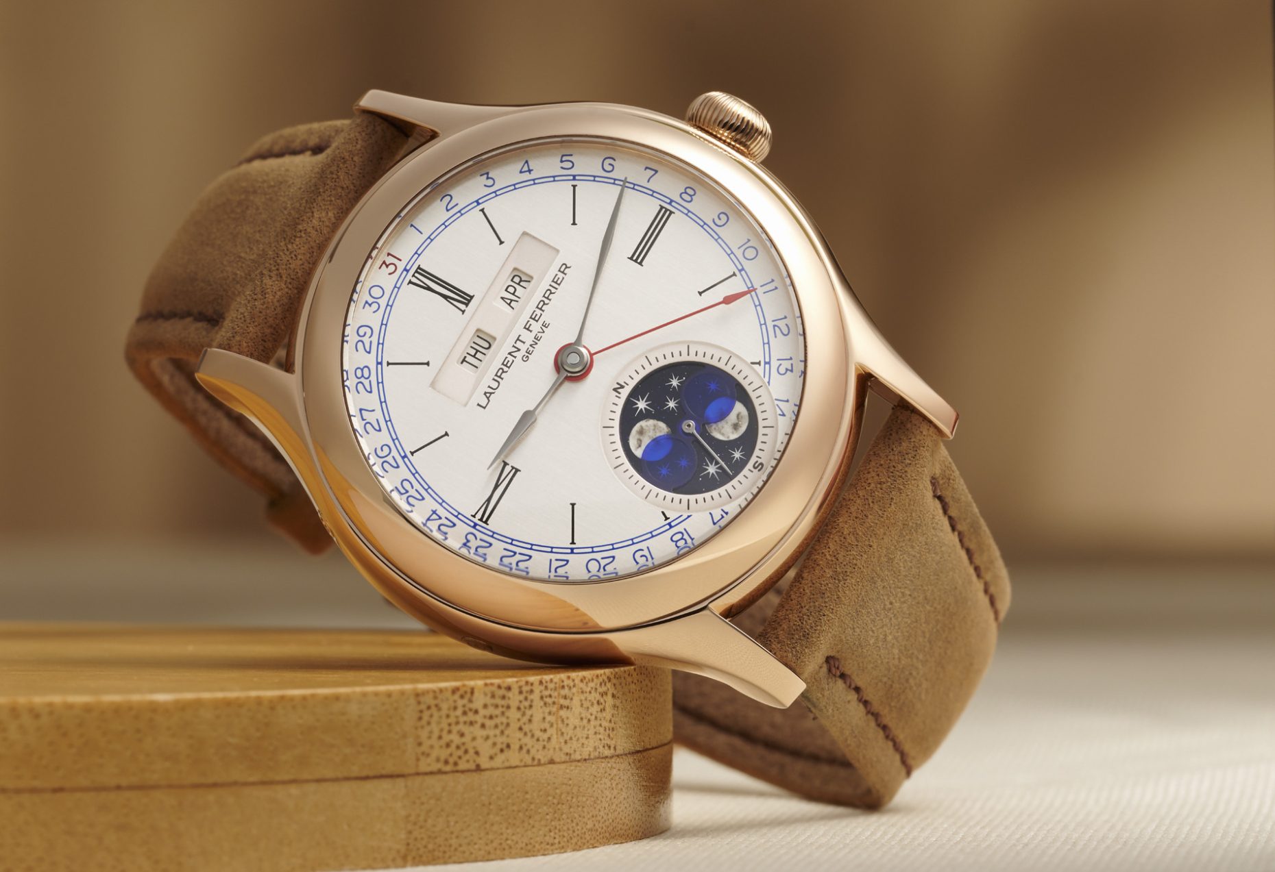 Zugcgwce laurent ferrier classic moon silver dial lifestyle