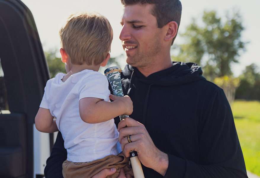 Ring Bear 与 MLB 明星 Austin Riley 合作推出独家结婚戒指系列