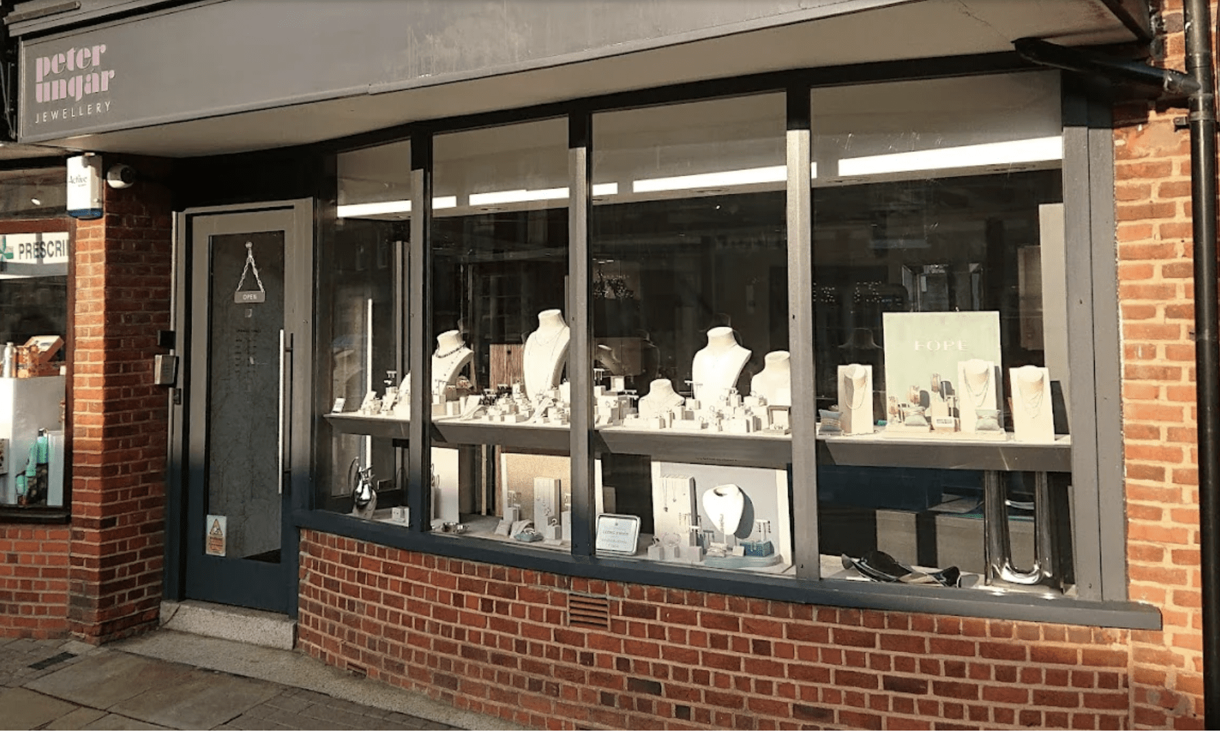 Ksenia Mirela 与位于马洛的 Peter Ungar Jewelers 合作