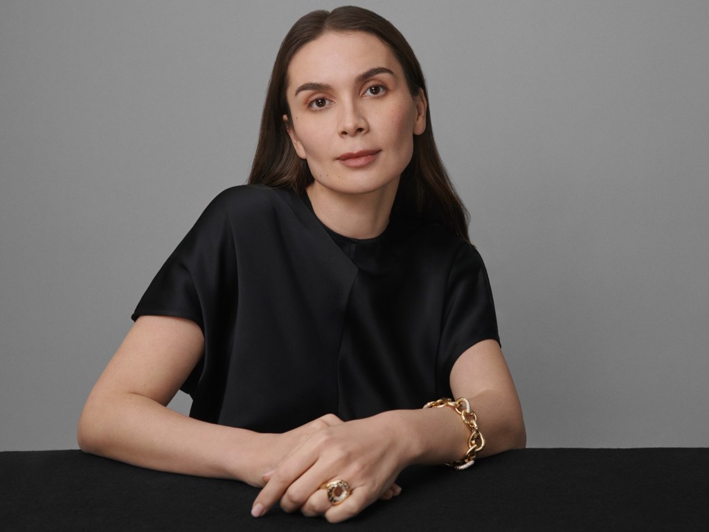 Nigora Tokhtabayeva 设计了时尚信托美国奖奖杯