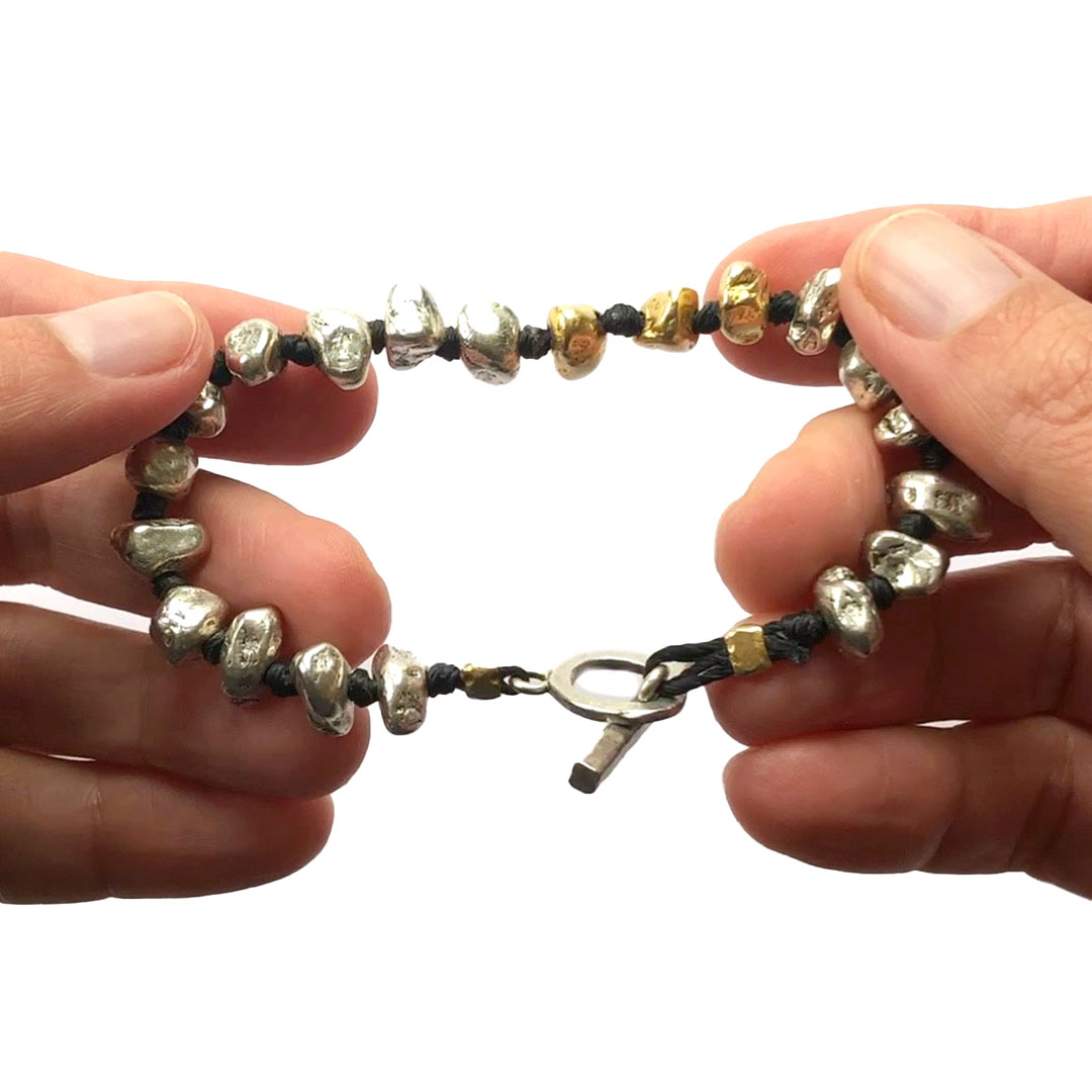 制作令人惊叹的打结手链的简单步骤：打蜡亚麻线和纳恩设计的金属珠！