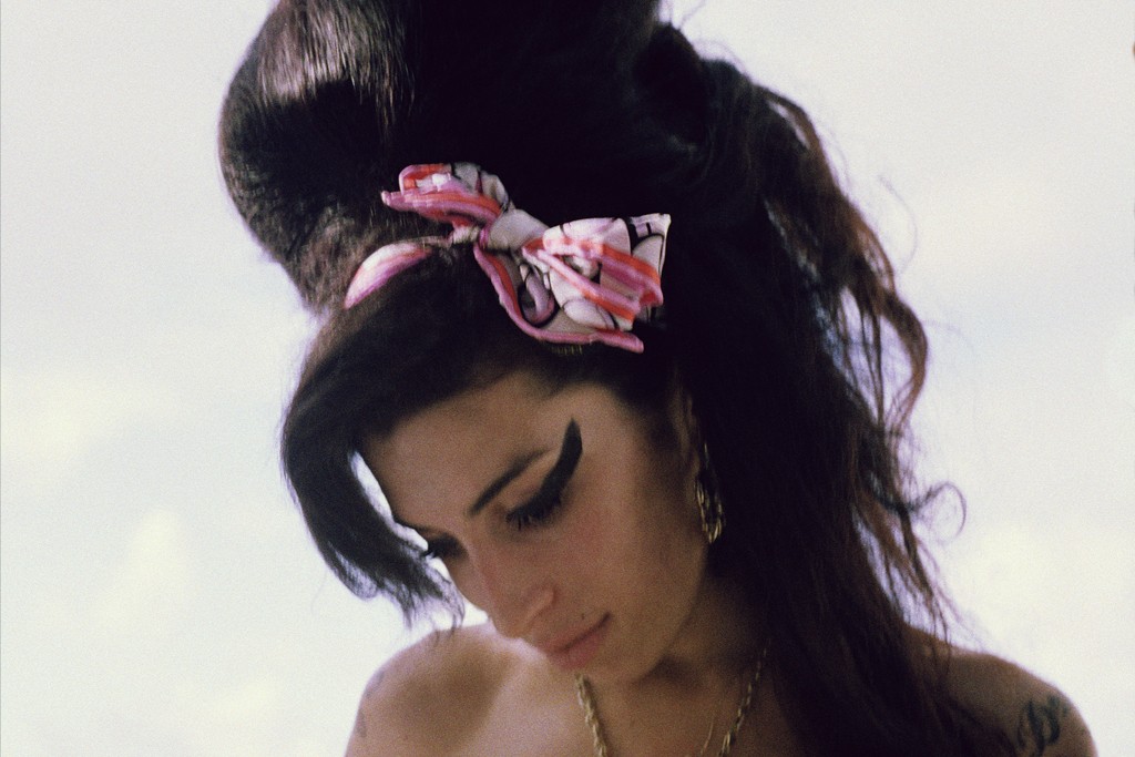 萨姆·泰勒-约翰逊和玛丽莎·阿贝拉讨论即将上映的艾米·怀恩豪斯传记片