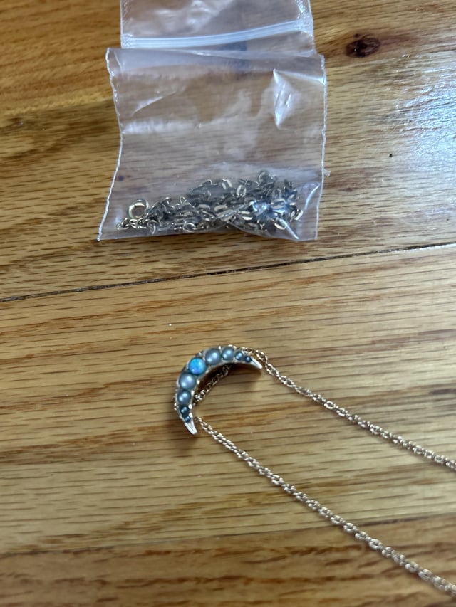 我曾曾祖母的项链，是我祖母送给我的，原链装在一个小袋子里