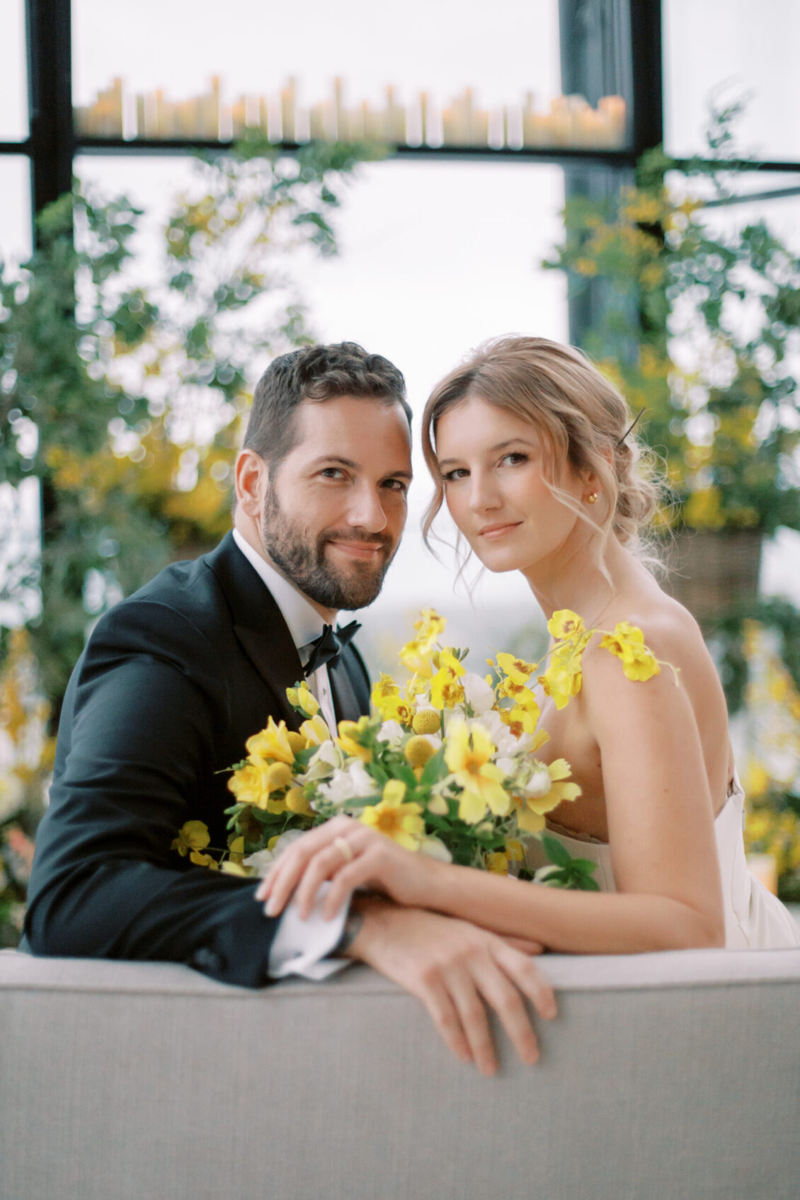 一场流行黄色的现代春季婚礼 ~ WedLuxe Media