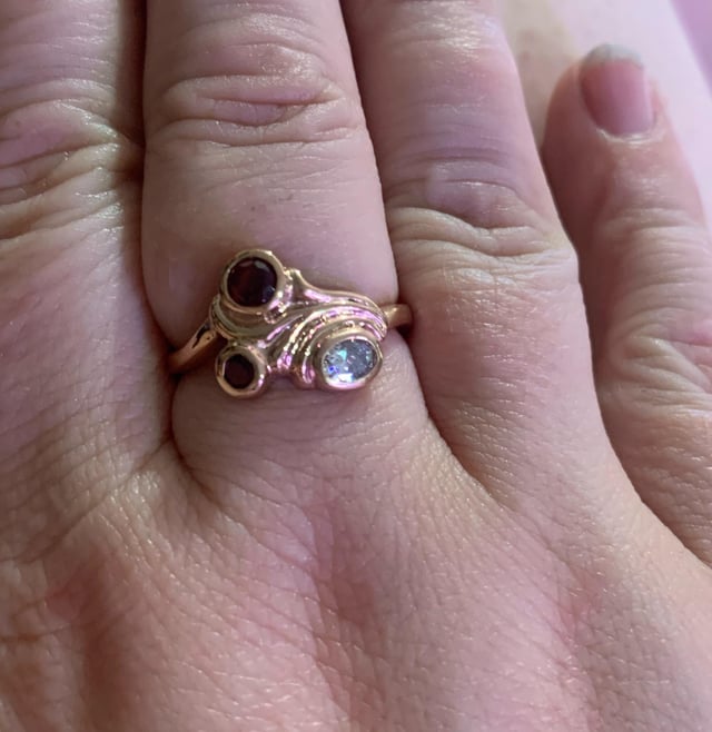 我的新戒指。 用感伤的石头制成。