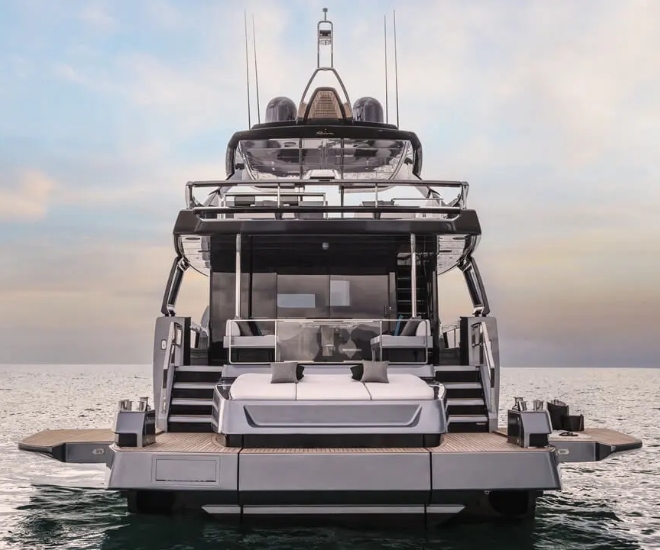 Riva 令人惊叹的 82 英尺 Diva - 最新的飞桥游艇