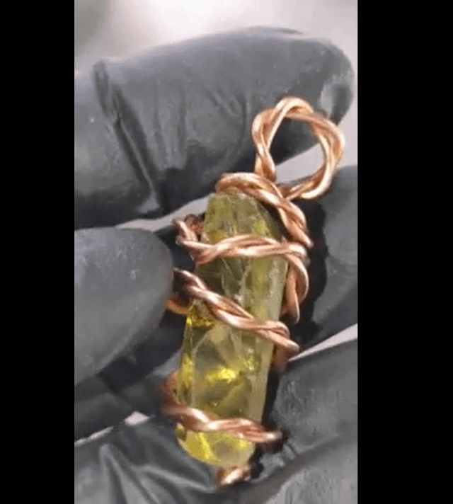 太阳狼护身符：柠檬石英宝石/皇家肘节铜张量线圈