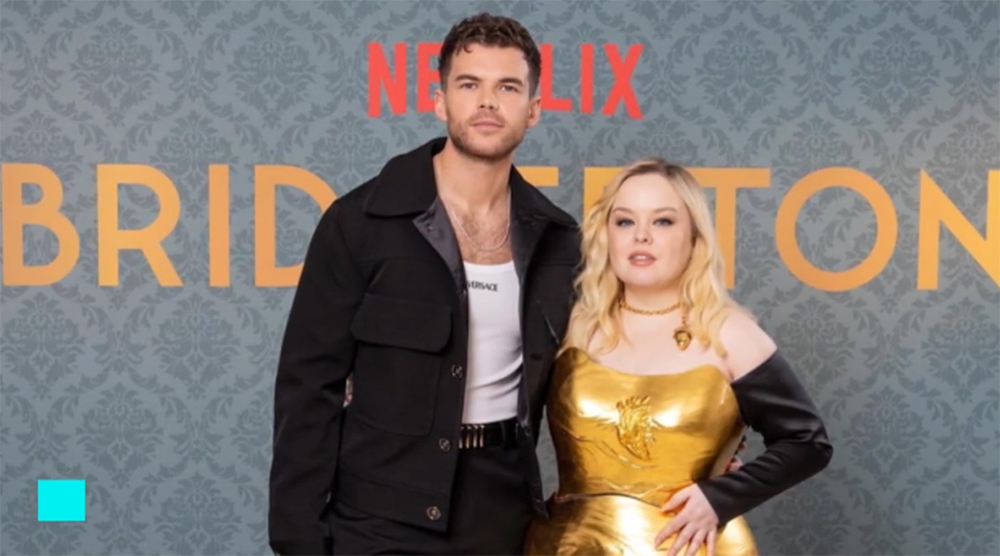 Nicola Coughlan 身穿 22k 镀金紧身胸衣和不对称项链