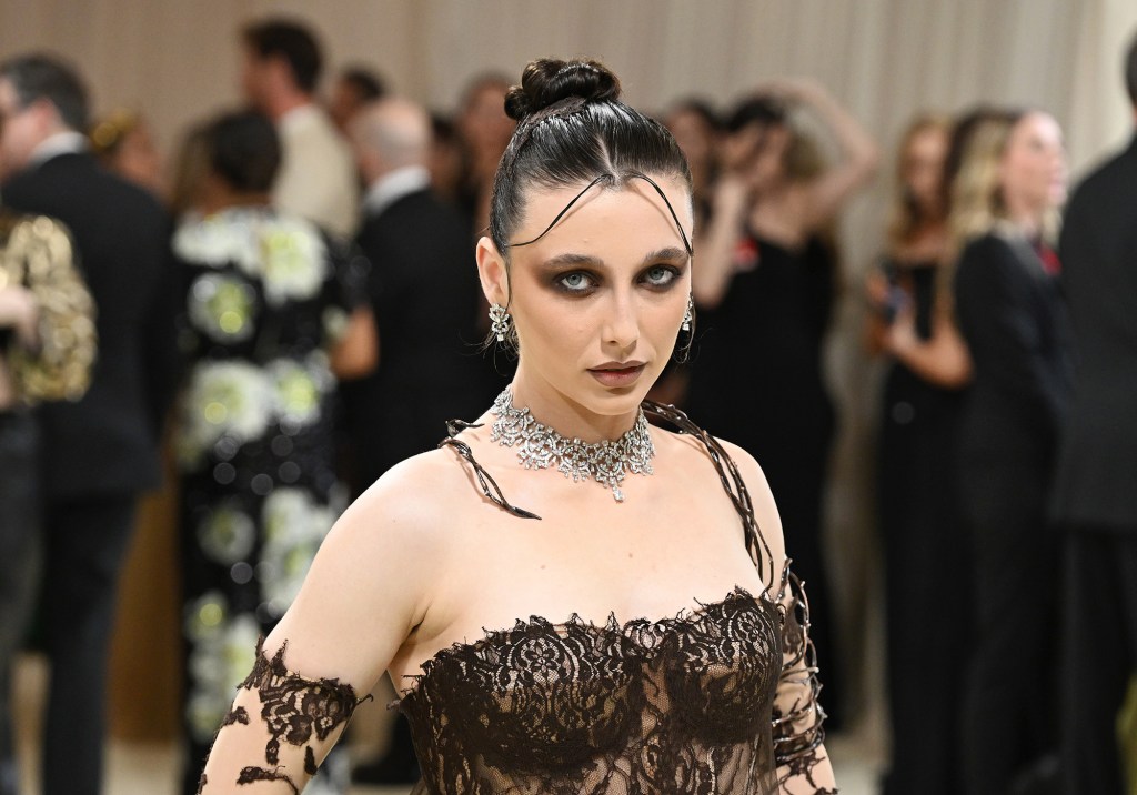 艾玛·张伯伦 (Emma Chamberlain) 身穿让·保罗·高提耶 (Jean Paul Gaultier) 礼服亮相 2024 年 Met Gala 盛典