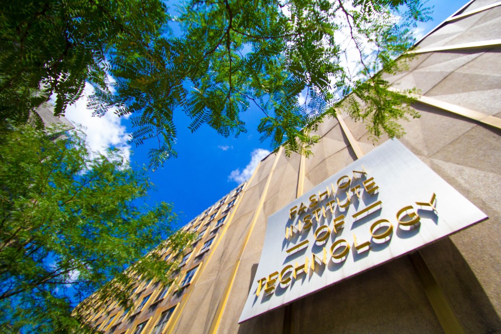 数十名抗议者在FIT被捕