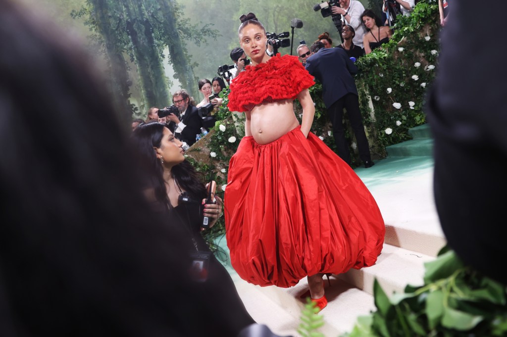 Adwoa Aboah 在 Met Gala 红毯上宣布怀孕