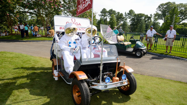 罗里和塞尔吉奥驾驶月球车进行欧米茄超霸特技表演