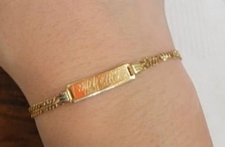 我的女朋友丢失了她（已故）母亲送给她的一只手镯，我正在努力为她找到同样的手镯。 谁能帮我