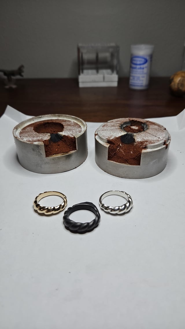金戒指，银戒指，我雕刻用来制作它们的石墨图案，以及我用来铸造它们的环铸机。 我喜欢这个爱好。