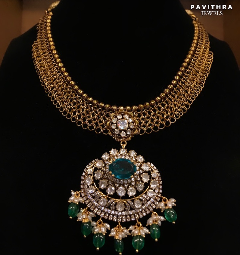 来自“Pavithra Jewels”的维多利亚黄金莫桑钻项链 • 南印度珠宝