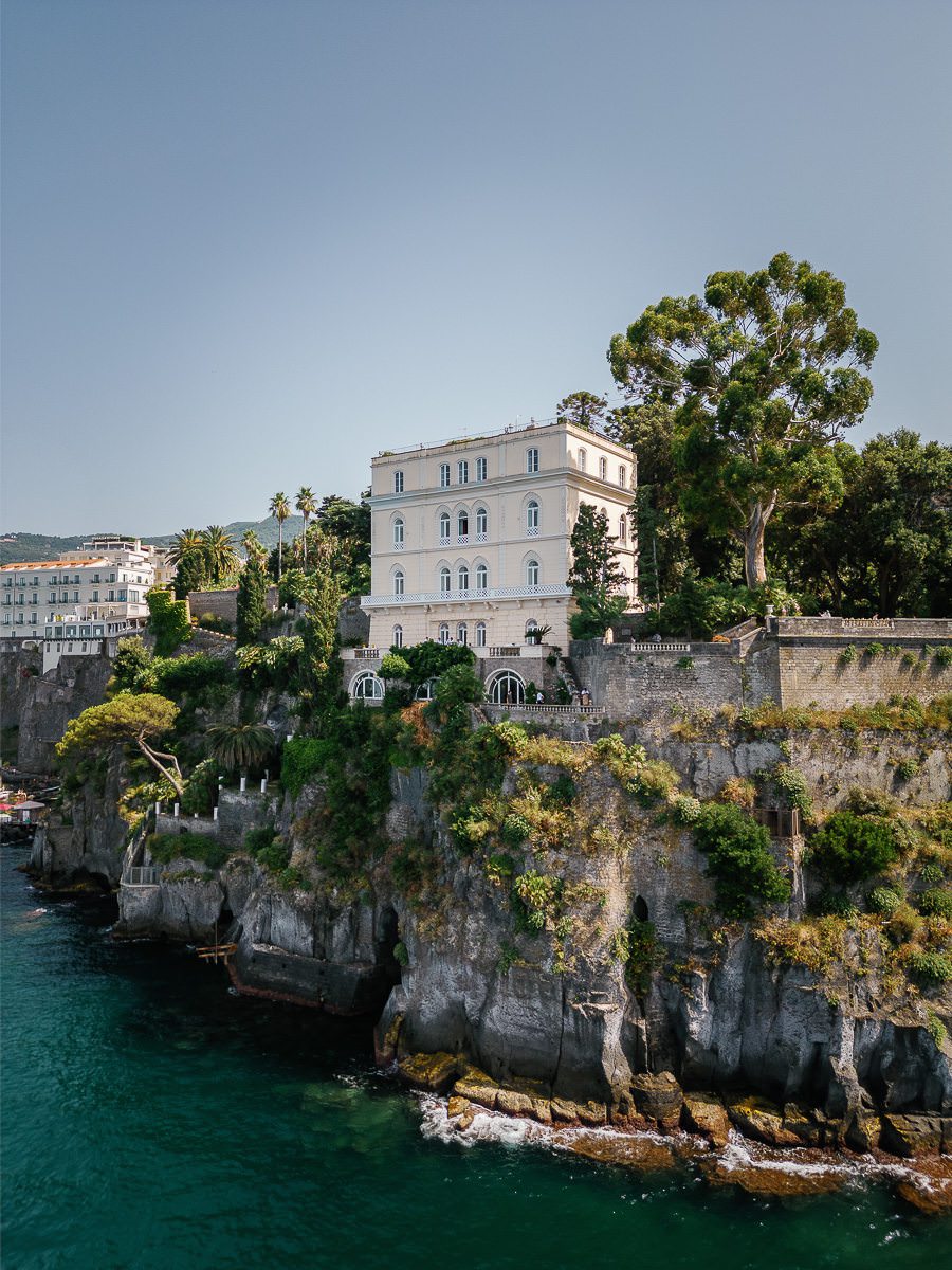 在阿斯特别墅 (Villa Astor) 举行的目的地婚礼上，主题庆祝活动与经典阿马尔菲 (Amalfi) 相遇 ~ WedLuxe Media