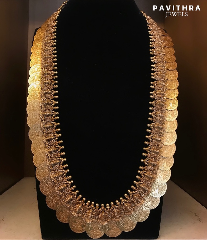 来自“Pavithra Jewels”的 Kasulaperu 长金项链 • 南印度珠宝