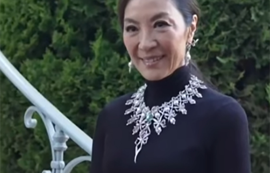 杨紫琼 (Michelle Yeoh) 佩戴这条令人惊叹的 Mikimoto 项链让我下巴掉到地上
