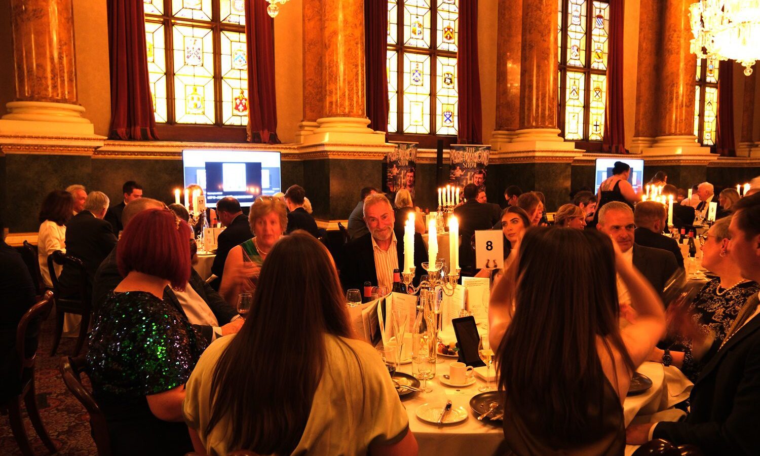 银匠和珠宝商慈善机构筹集了 30,000 英镑