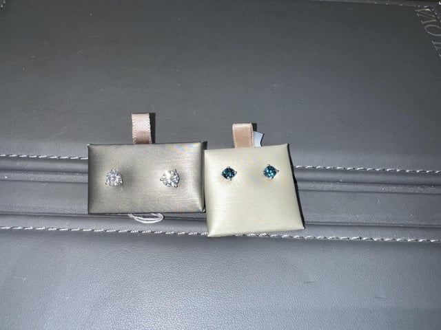 我应该购买天然钻石还是合成钻石耳环？