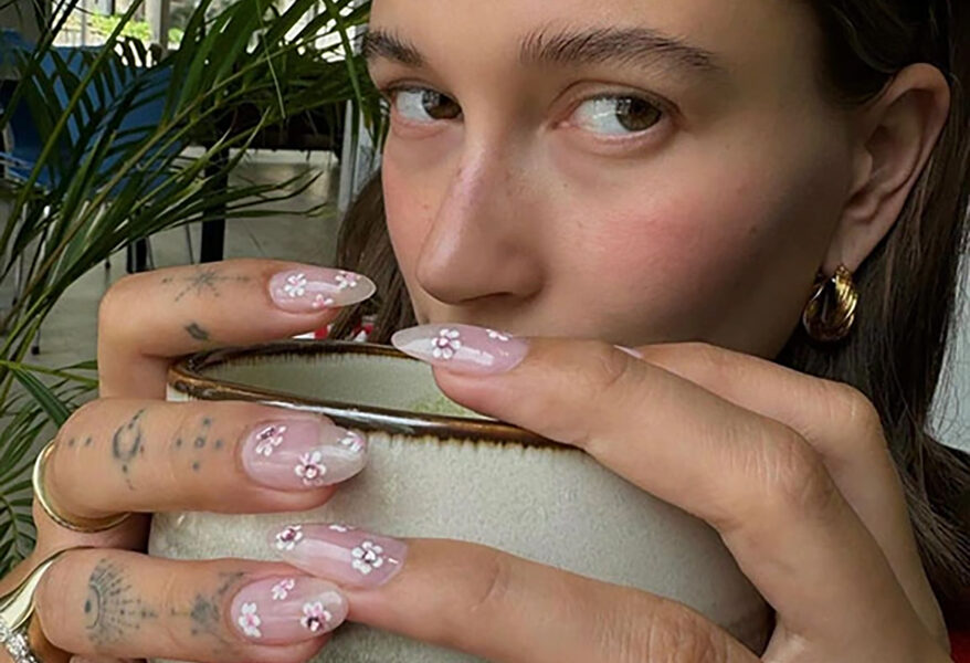 海莉·比伯 (Hailey Bieber) 展示升级版 18 克拉钻石订婚戒指