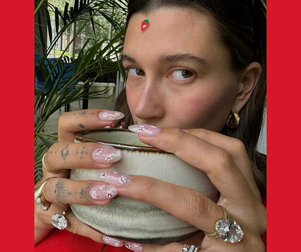 海莉·比伯 (Hailey Bieber) 推出升级版 18 克拉钻石订婚戒指