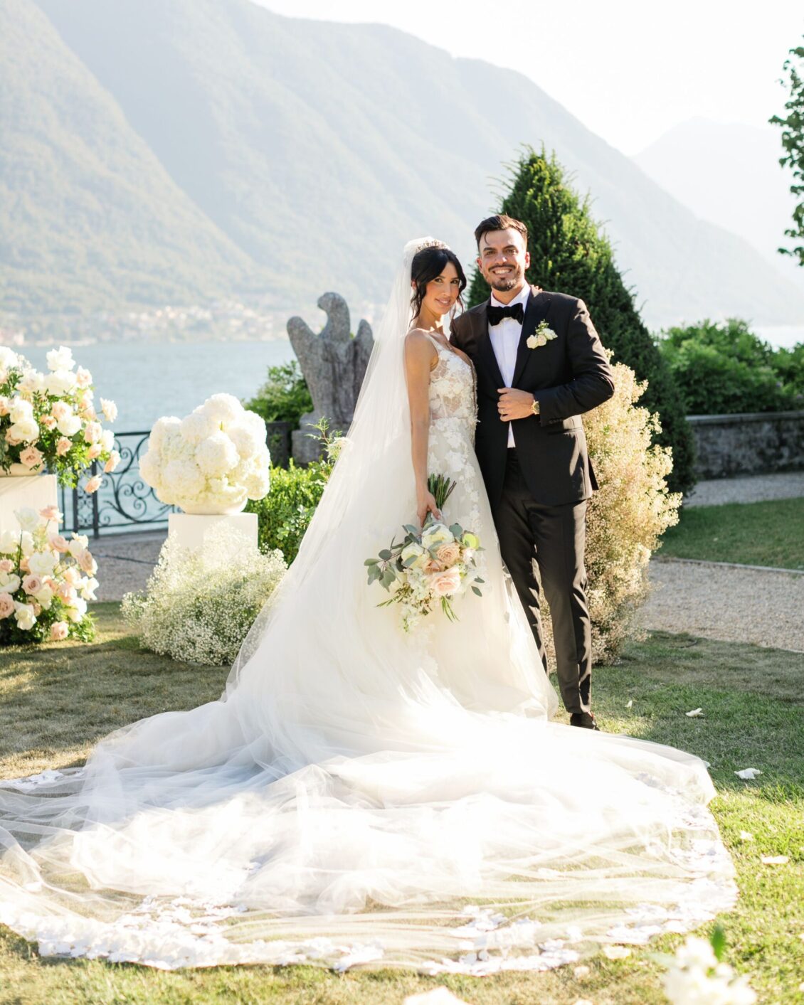 在科莫湖巴尔比亚诺别墅举行的一场光彩夺目的绿色婚礼 ~ WedLuxe Media
