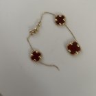 珠宝几乎立刻就碎了