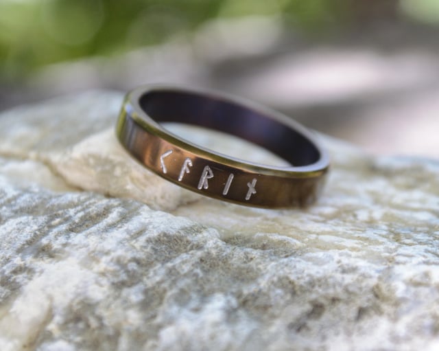 刻有符文的钛戒指