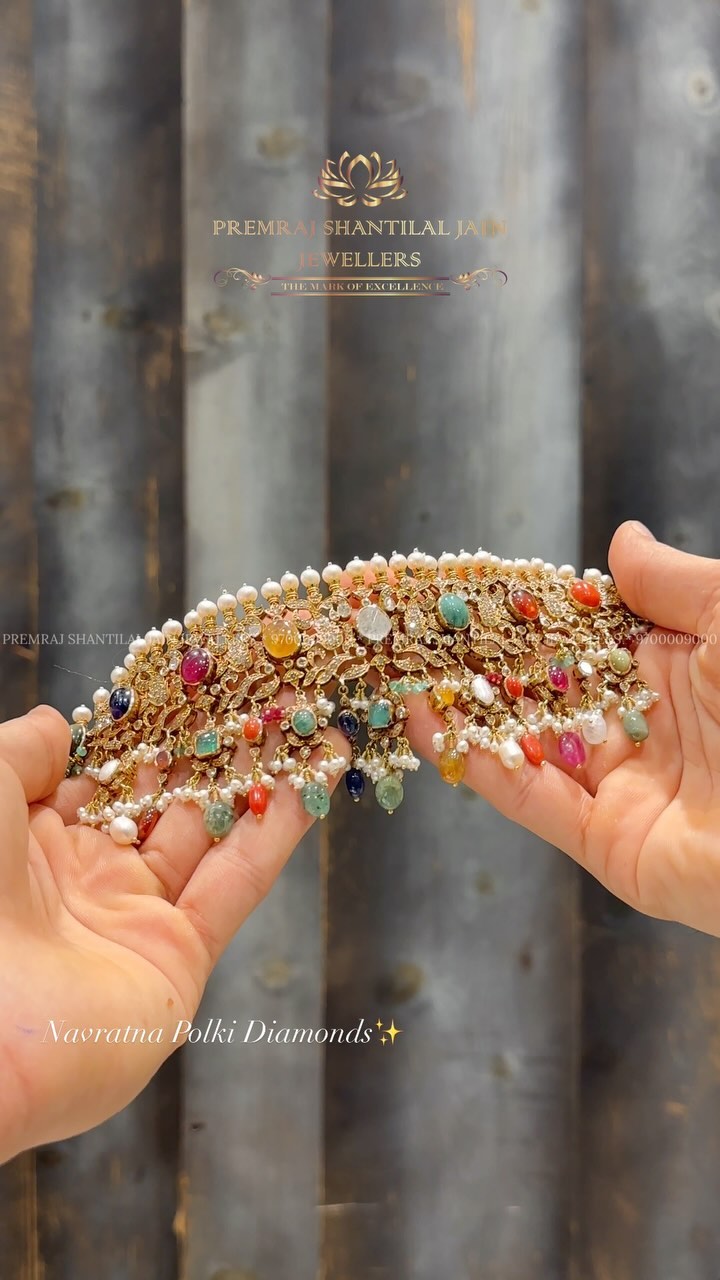 来自“Premraj Shantilal Jain Jewellery”的 Navratna 维多利亚项链 • 南印度珠宝