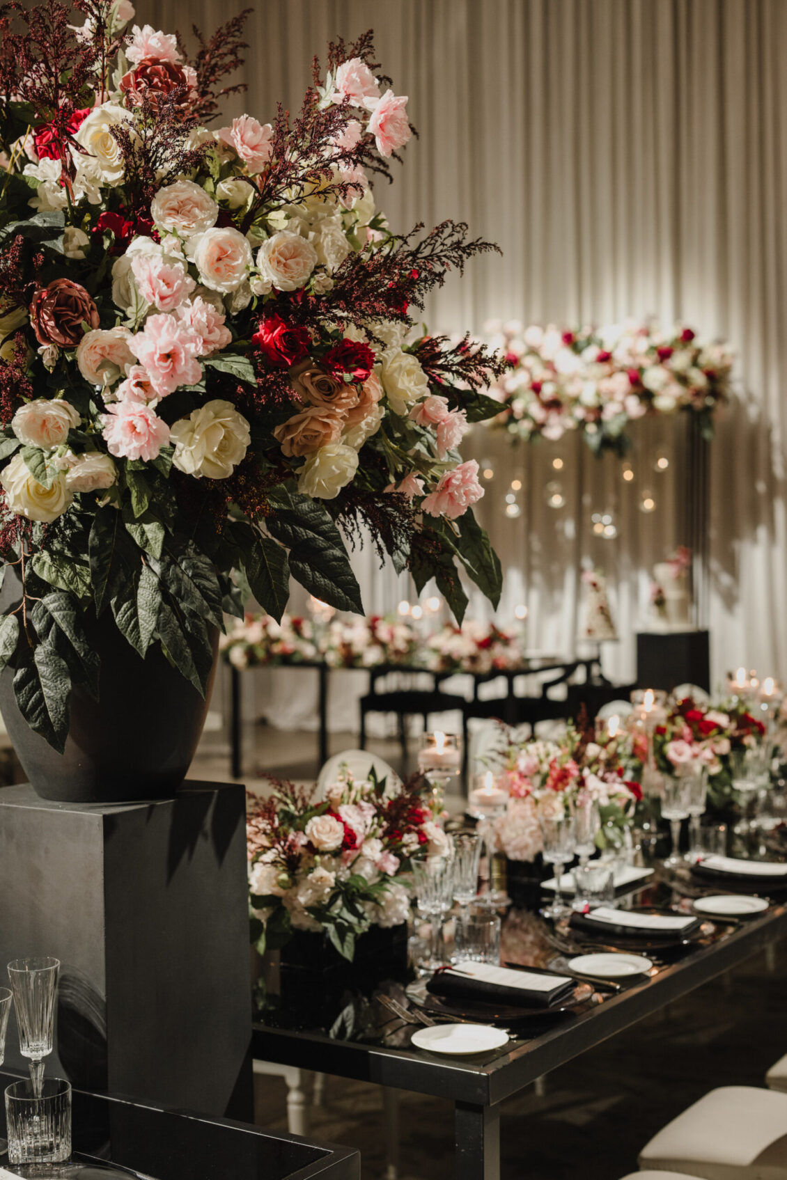 一场黑暗梦幻、鲜花盛开的夏日婚礼 ~ WedLuxe Media