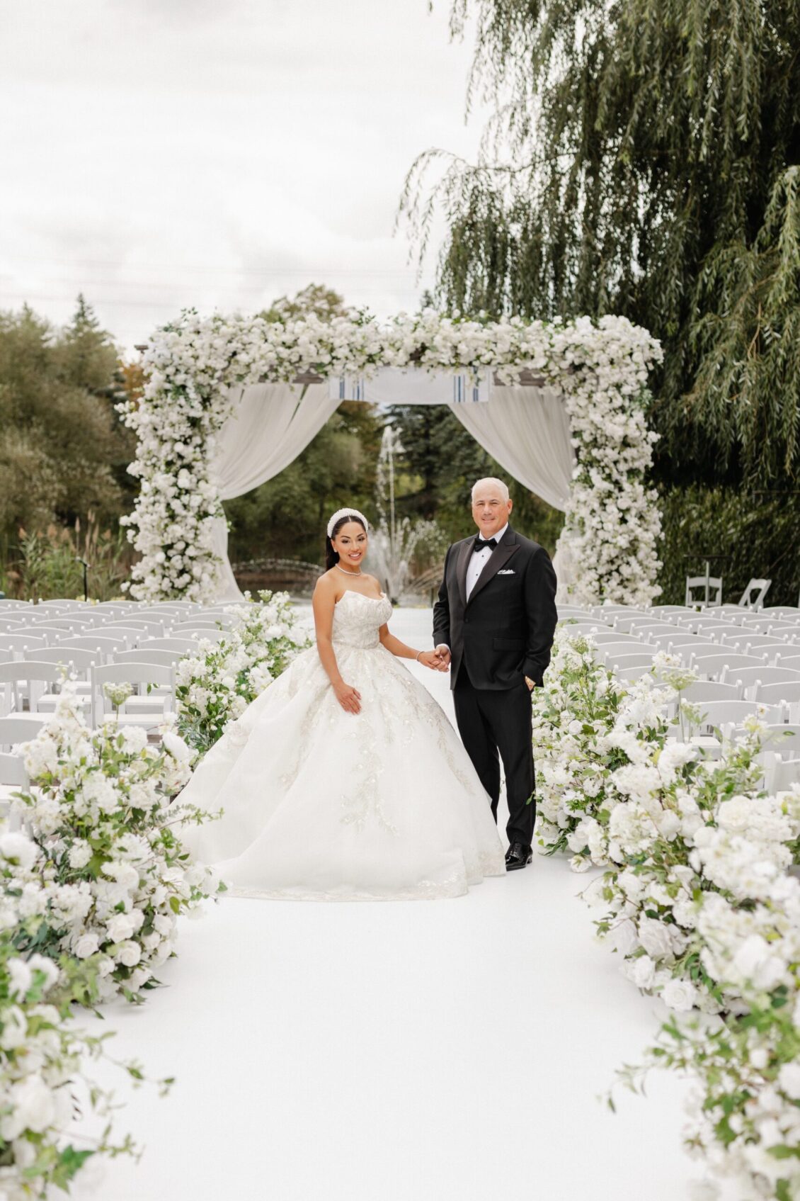 走进阿灵顿庄园的梦幻白色花卉婚礼 ~ WedLuxe Media